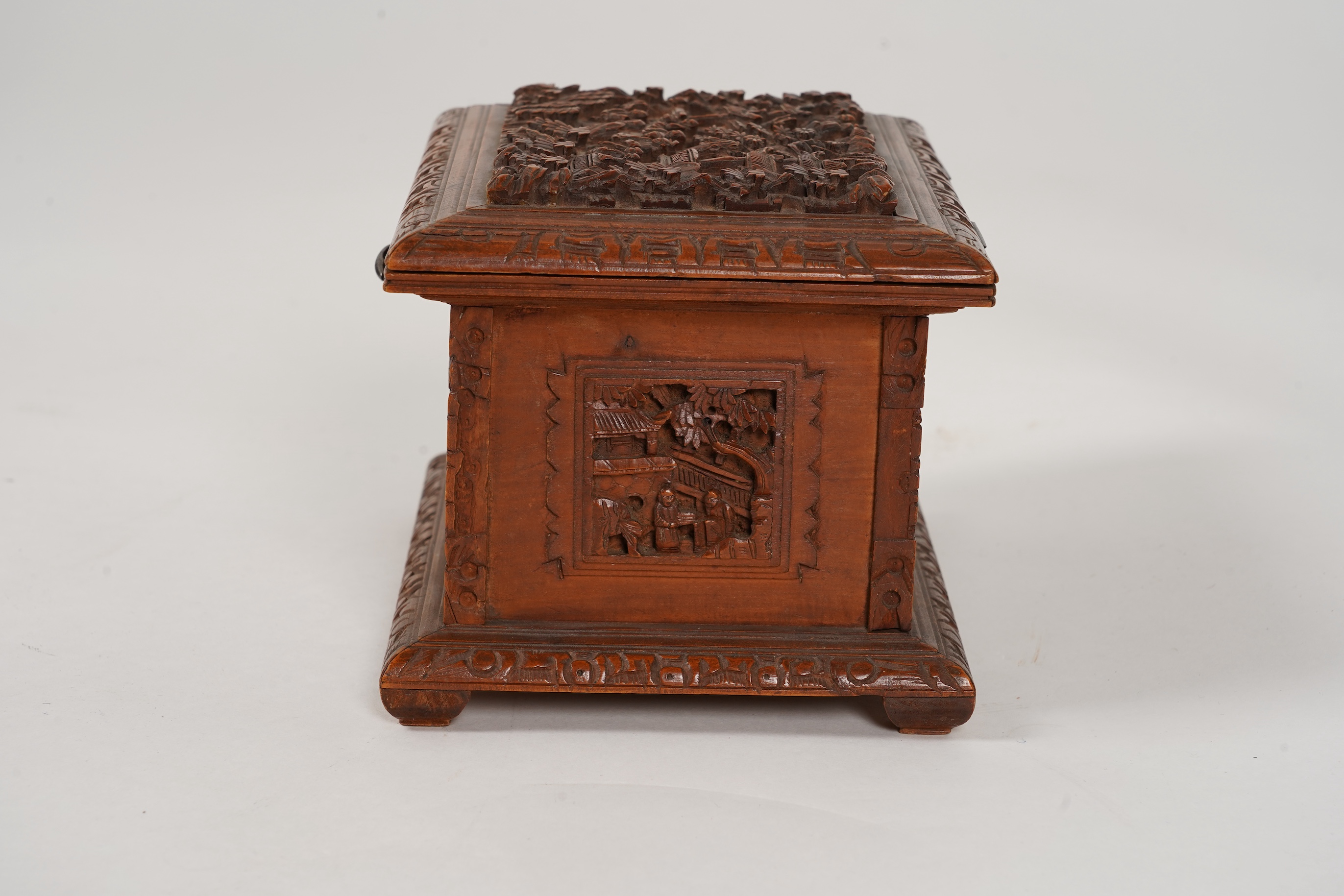 A Chinese sandalwood casket, 19th century